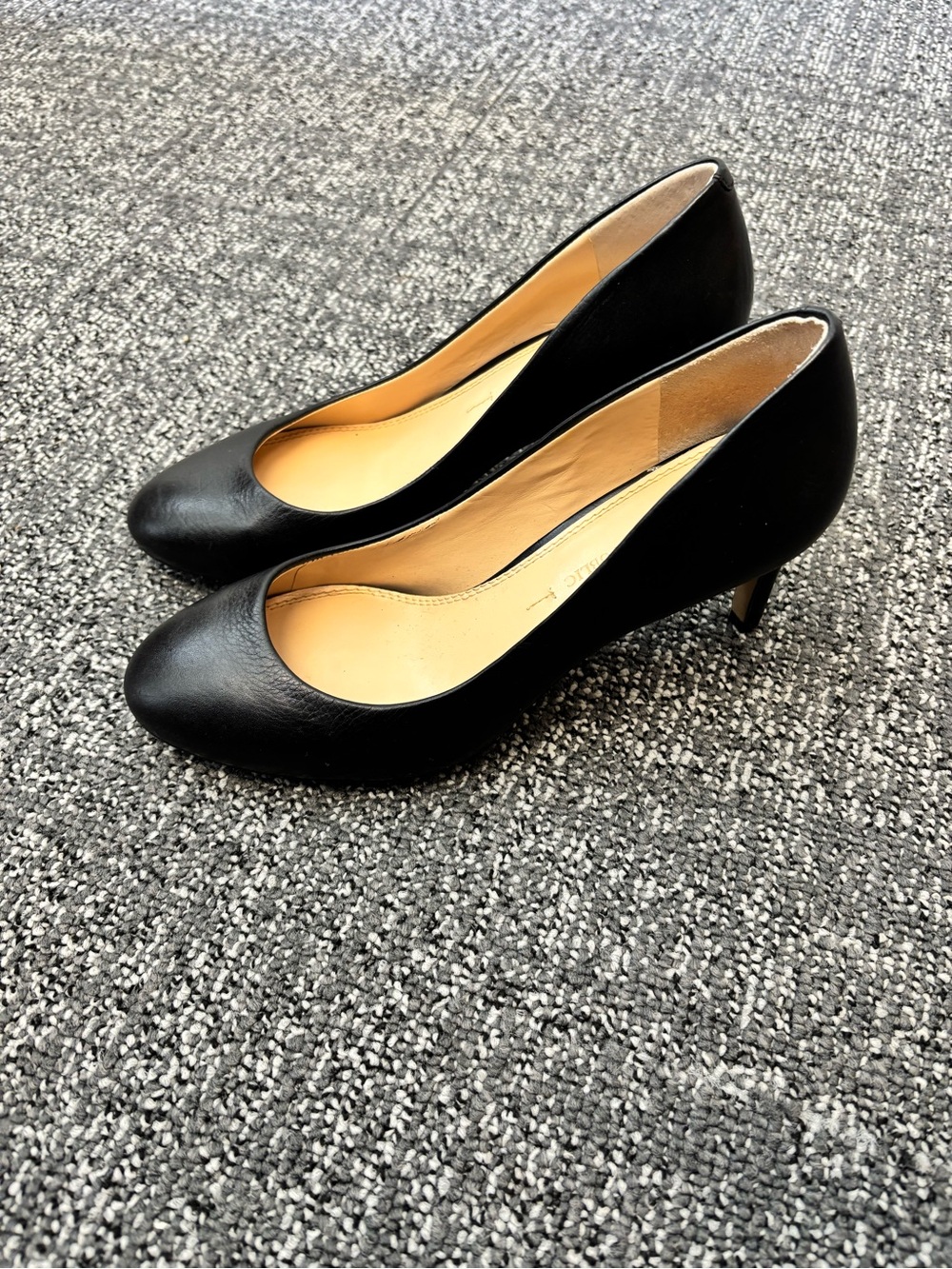 Banana Republic Black Leather Round-Toe Pumps - Picture 3 of 7